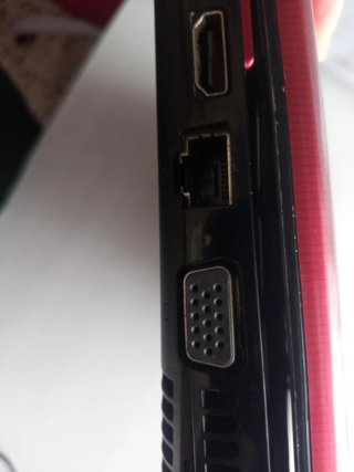 Ordenador portátil Toshiba rojo para reparar.