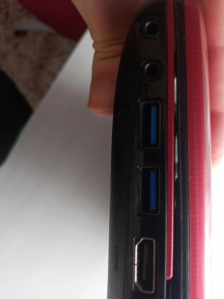 Ordenador portátil Toshiba rojo para reparar.