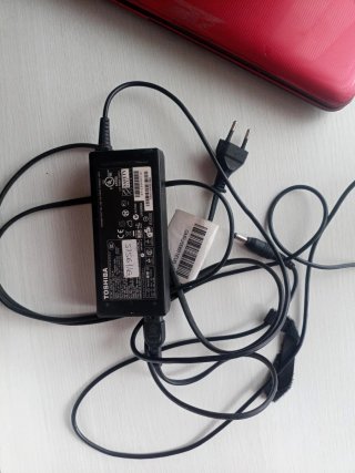 Ordenador portátil Toshiba rojo para reparar.