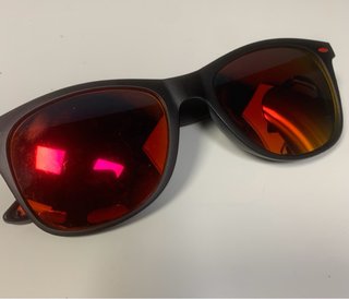 Gafas de Sol Negras y Rojas