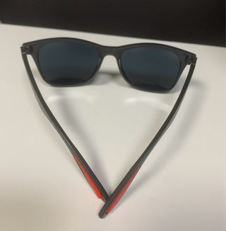 Gafas de Sol Negras y Rojas