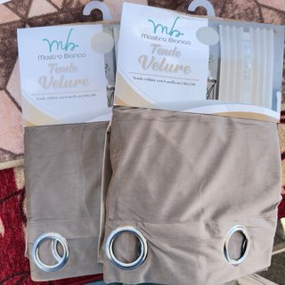 2 tende in velluto, colore beige scuro. 140x280.