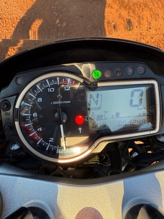 Suzuki GSR 750 Blanca y Negra