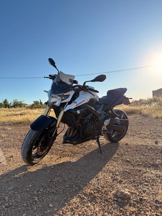 Suzuki GSR 750 Blanca y Negra