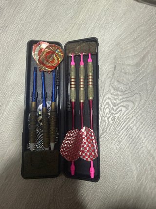 Estuche con dardos y accesorios