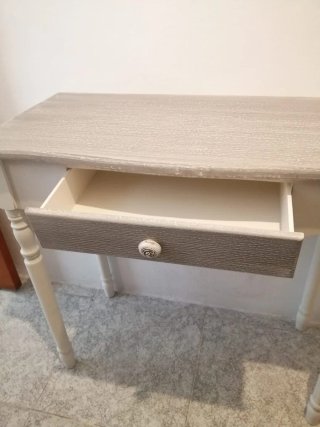 Mesa auxiliar de madera blanca y gris