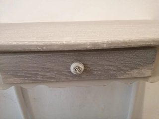 Mesa auxiliar de madera blanca y gris