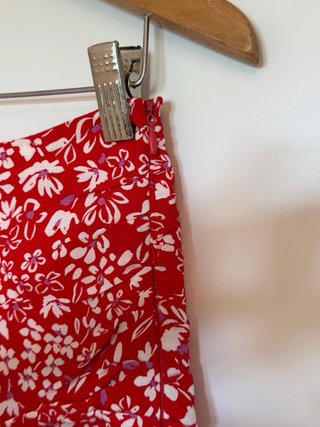 Falda corta estampada floral roja