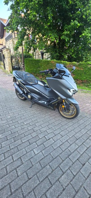 Yamaha TMAX560 TECH MAX 2020 Negra y Dorada
