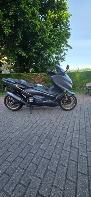 Yamaha TMAX560 TECH MAX 2020 Negra y Dorada