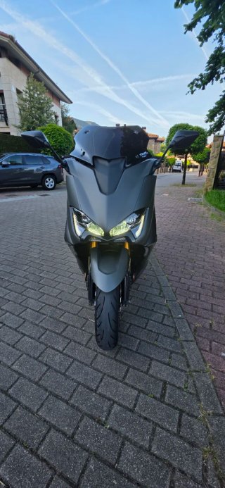 Yamaha TMAX560 TECH MAX 2020 Negra y Dorada