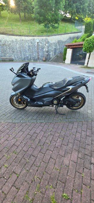 Yamaha TMAX560 TECH MAX 2020 Negra y Dorada