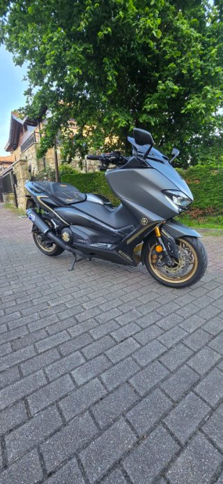 Yamaha TMAX560 TECH MAX 2020 Negra y Dorada