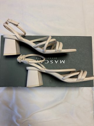Sandalias Stradivarius tacón bajo beige talla 38