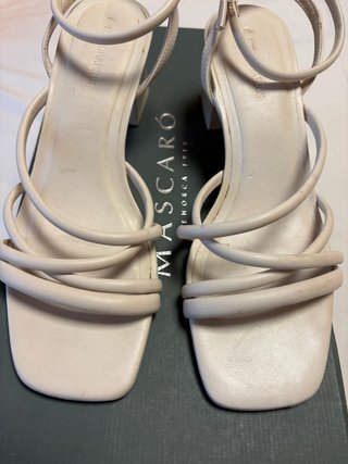 Sandalias Stradivarius tacón bajo beige talla 38