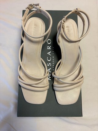 Sandalias Stradivarius tacón bajo beige talla 38