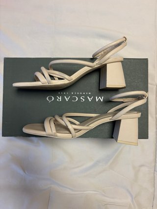Sandalias Stradivarius tacón bajo beige talla 38