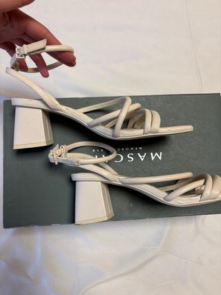 Sandalias Stradivarius tacón bajo beige talla 38