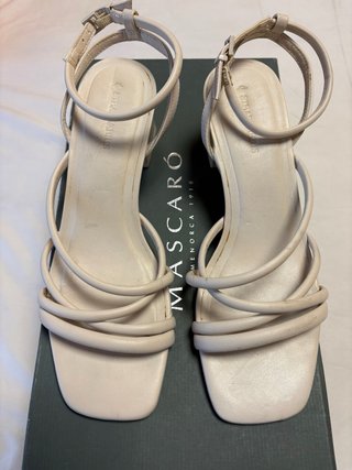 Sandalias Stradivarius tacón bajo beige talla 38