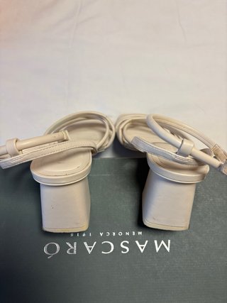 Sandalias Stradivarius tacón bajo beige talla 38