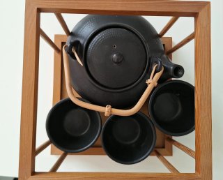Juego de té negro con soporte de madera