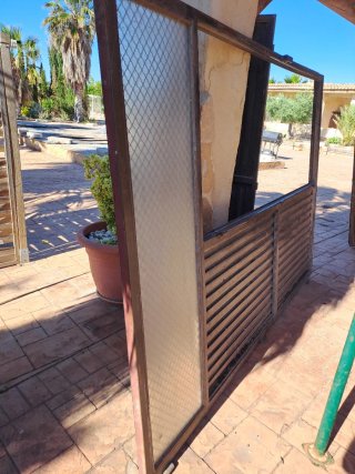 Puerta de garaje abatible con puerta peatonal