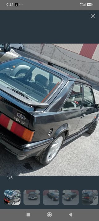 Ford Escort 1989. Tiene etiqueta coche histórico.