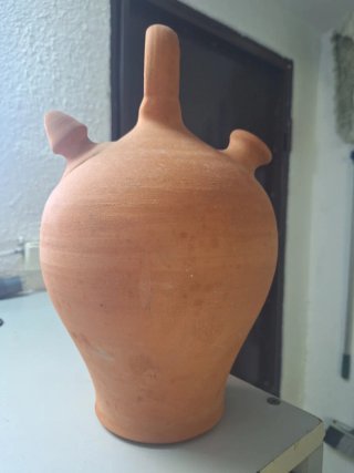 Botijo de barro tradicional