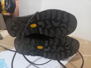 Botas de Montaña Gore-Tex Negras y Rojas