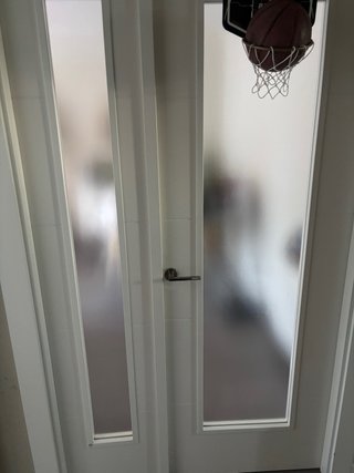 Puerta blanca con cristal