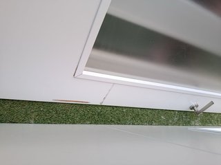 Puerta blanca con cristal