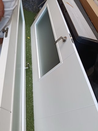 Puerta blanca con cristal