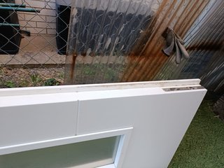 Puerta blanca con cristal
