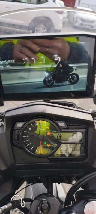 Suzuki V-Strom Adventure Moto Negra y Amarilla