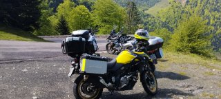 Suzuki V-Strom Adventure Moto Negra y Amarilla