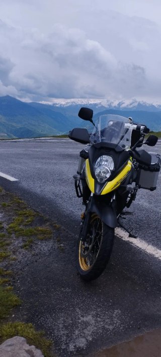 Suzuki V-Strom Adventure Moto Negra y Amarilla