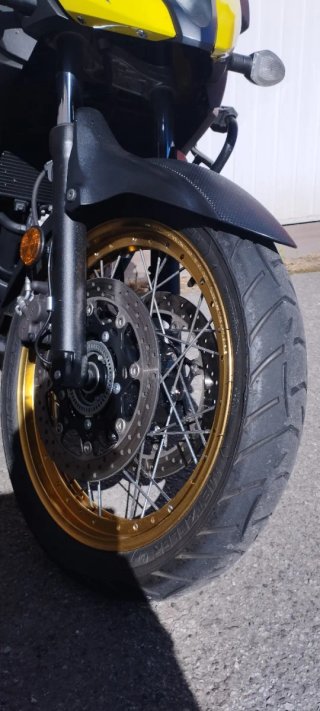 Suzuki V-Strom Adventure Moto Negra y Amarilla