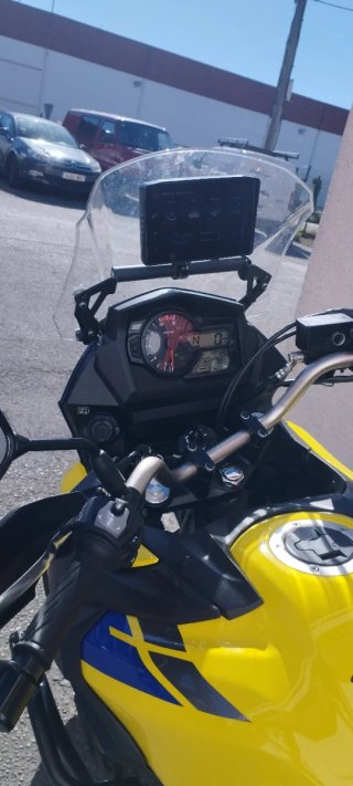 Suzuki V-Strom Adventure Moto Negra y Amarilla