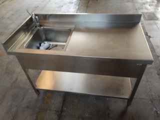 Mesa de acero inoxidable con fregadero