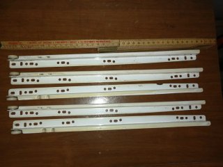 Binari per cassetti bianchi con rotelle