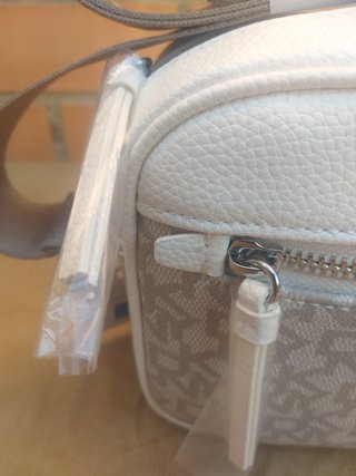 Bolso bandolera DKNY blanco y beige