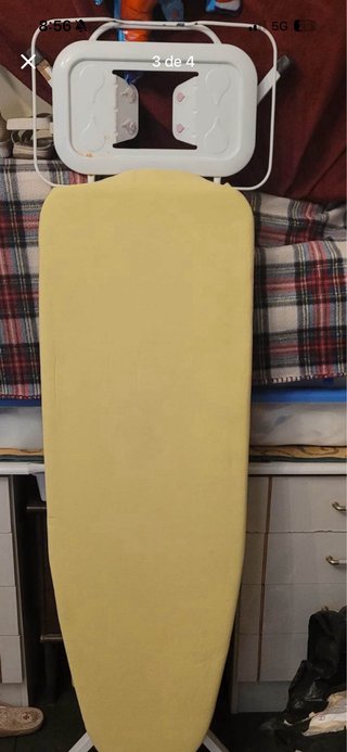 Tabla de planchar amarilla