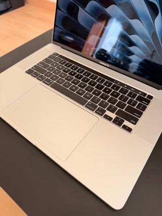 MacBook Pro 16” 16GB + base refrigeradora