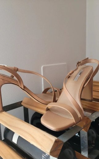 Sandalias tacón tiras finas nude
