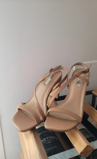Sandalias tacón tiras finas nude