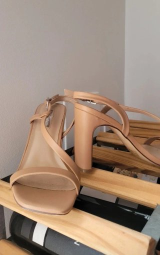 Sandalias tacón tiras finas nude