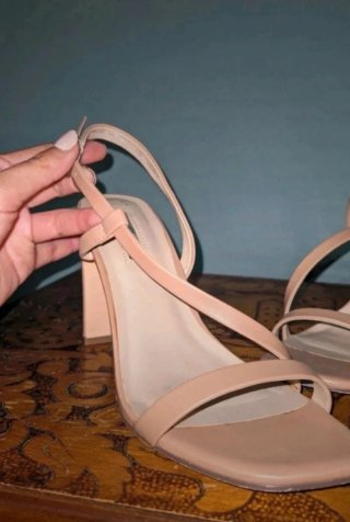 Sandalias tacón tiras finas nude