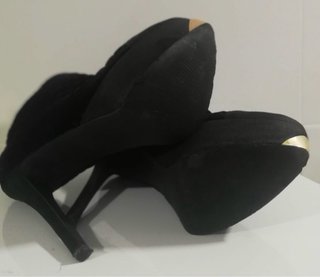 Botines de tacón negros con detalles dorados