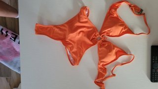 Trikini naranja con escote anudado