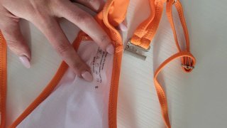 Trikini naranja con escote anudado